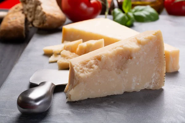 Cucina Tradizionale Italiana Parmigiano Stagionato Parmigiano Reggiano Con Coltello Formaggio — Foto Stock