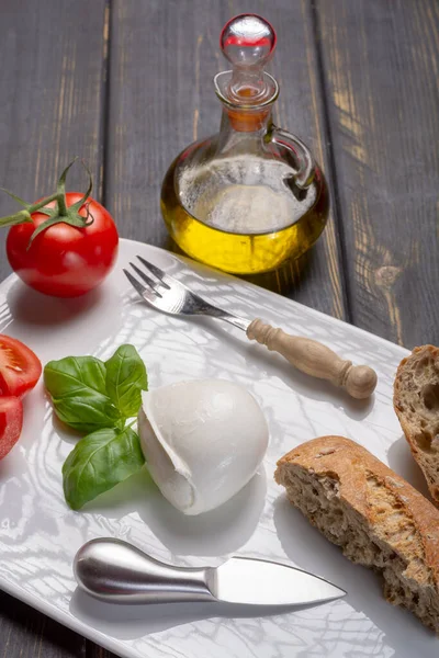 전통적 이탈리아 모차렐라 버팔로 이탈리아 소프트 치즈와 토마토 올리브유 — 스톡 사진