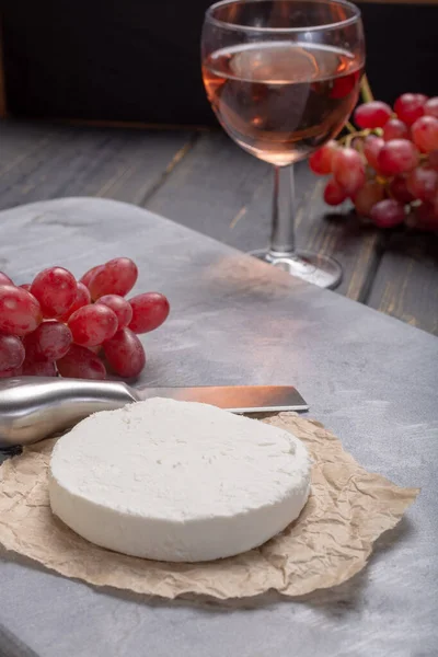 French White Soft Goat Cheese Served Rose Wine — Stock Photo, Image