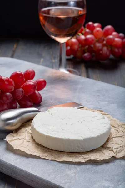 French White Soft Goat Cheese Served Rose Wine — Stock Photo, Image