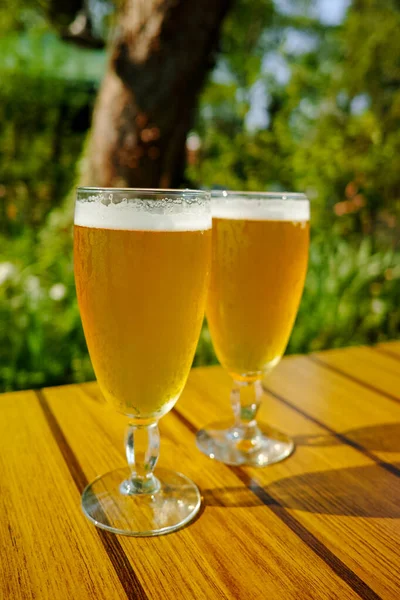 Zwei Kaltes Licht Ungefiltertes Bier Gläsern Serviert Auf Sonniger Außenterrasse — Stockfoto