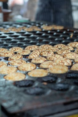 Küçük krepler yapmak, geleneksel Hollanda poffertjes sokak pazarında