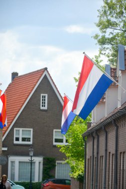 Hollanda Kralı Willem-Alexander 'ın geleneksel doğum günü kutlaması, Krallar Günü ulusal bayramı 27 Nisan, Hollanda bayrağı şehir caddesinde sallanıyor