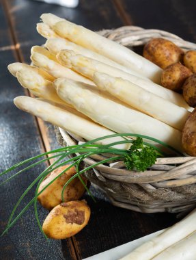 Taze kuşkonmaz ve patates, mevsimlik sebze, yeni hasat, pişirmeye hazır.