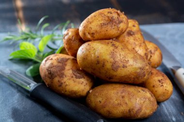 Yeni hasat patatesleri masada toprakla yıkanmamış.