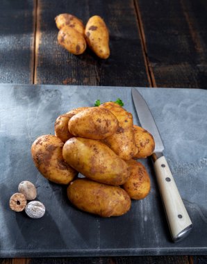 Yeni hasat patatesleri masada hindistan cevizi ile yıkanmamış.