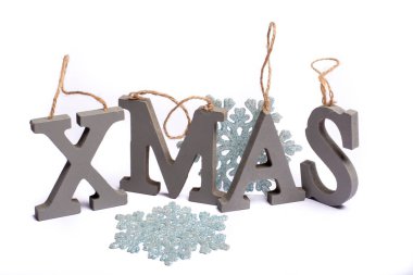 Gri ahşap dekoratif X M A S harfleri kar taneleri fotokopi alanı izole edilmiş beyaz arkaplan, yılbaşı kartpostalları konsepti