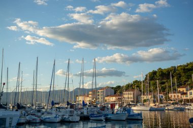 13 Ağustos 2018, Saint-Mandrier-sur-Mer, Provence, Fransa 'da güneşli bir günde küçük balıkçılar ve yat cenneti.