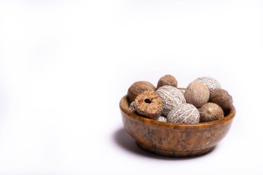 Hindistan cevizli taş kase, misket fıstığı, kopyalama alanı beyaz arka planda izole edilmiş.