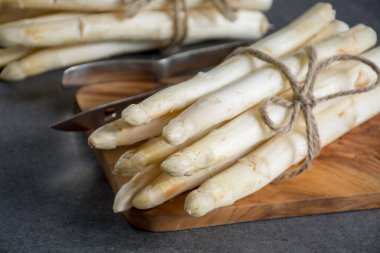 Bahar mevsimi, yeni Hollanda hasadı, Alman beyaz kuşkonmazı, çiğ beyaz kuşkonmaz.