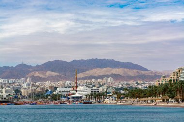 Şehir manzarası, güneşli Eilat 'ın panoramik manzarası, İsrail' in güneyindeki Negev çölünde turistik ve tatil için lüks vaha Kızıl Deniz 'de.