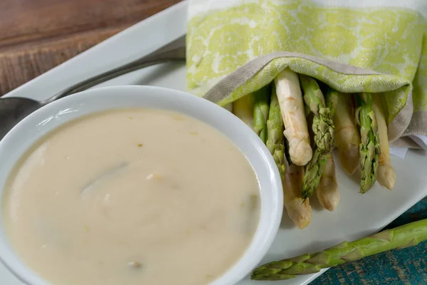 季节性新鲜自制芦笋汤 由白色和绿色芦笋 健康蔬菜制成 — 图库照片