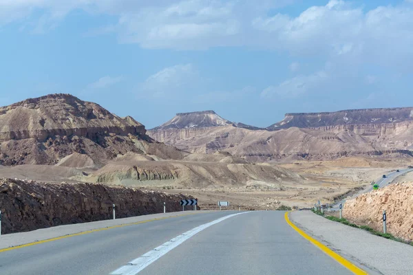 以色列内盖夫沙漠中的沥青公路 40号公路 沙漠中的交通基础设施 以色列Mizpe Ramon峡谷中的风景秀丽的山区路线 — 图库照片