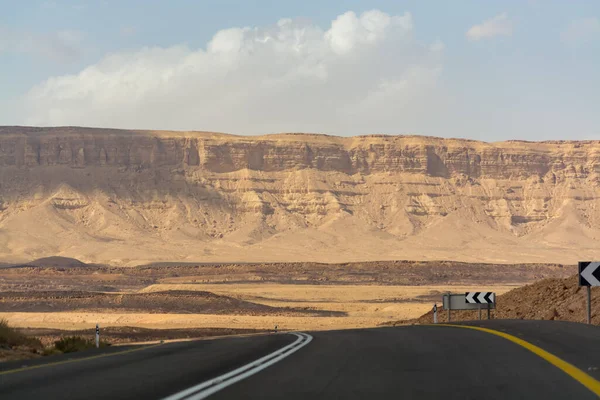 以色列内盖夫沙漠中的沥青公路 40号公路 沙漠中的交通基础设施 以色列Mizpe Ramon峡谷中的风景秀丽的山区路线 — 图库照片