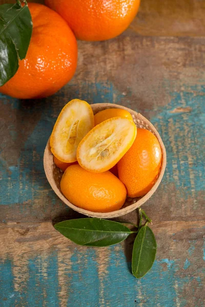 Lahodné Malé Citrusové Plody Oranžové Kumkvaty Zavřít Dřevěném Stole — Stock fotografie