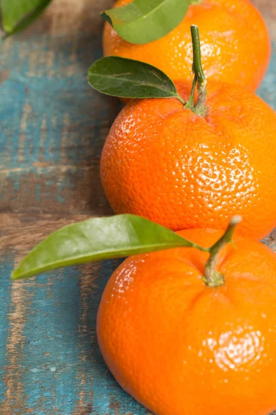 青い木製のテーブルの上に閉じ色鮮やかな熱帯柑橘類 みかんやクレメンタインを熟す — ストック写真