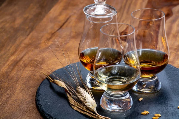İskoç maltı ve karışık viski tatma İskoçya 'da damıtma fabrikası yakın çekim