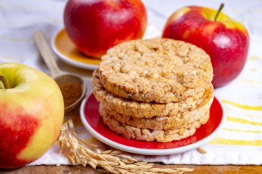 Elma ve tarçından yapılmış yuvarlak pirinç krakerleri kahvaltı, öğle yemeği ve okul yemeği için sağlıklı atıştırmalıklar.