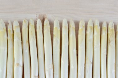 Yeni beyaz kuşkonmaz hasadı, yüksek kaliteli çiğ kuşkonmaz bahar mevsiminde masada hazır, yakın pişirmeye hazır.