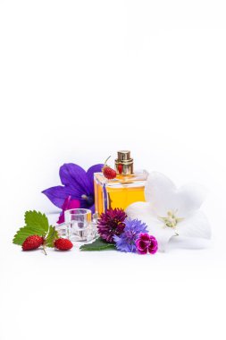 Parfüm özünün yaratımı, yaz çiçekleri tatlı hafif koku, parfüm şişesi ve renkli aromatik çiçekler.