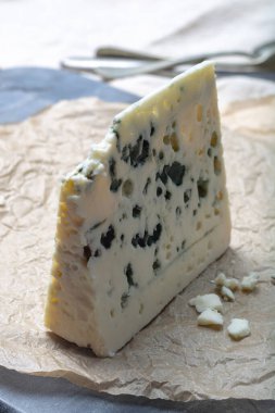 Rokfor peyniri Rokfor peyniri, Rokfor-sur-Soulzon mağaralarında koyun sütünden yapılır.