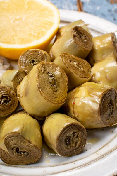 用大蒜 柠檬和橄榄油腌制的朝鲜蓟心 — 图库照片