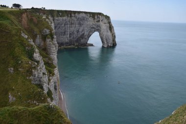 Etretat ve Atlantik Okyanusu kıyıları, Normandiya, Fransa 'da seyahat ve tatil yeri olan manzaralı kayalık tebeşir kayalıkları