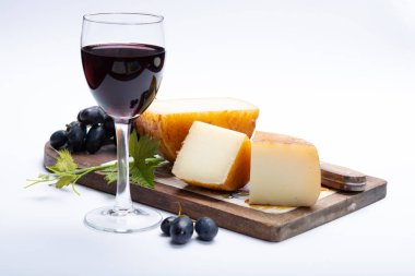 Sert İtalyan pecorino koyun peyniri ve cam ile İtalyan kırmızı şarabı izole edilmiş.