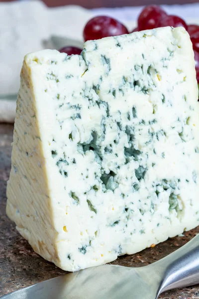 在法国奥弗涅 用生牛乳制成的半硬Aop法国蓝奶酪被用作葡萄甜点 — 图库照片