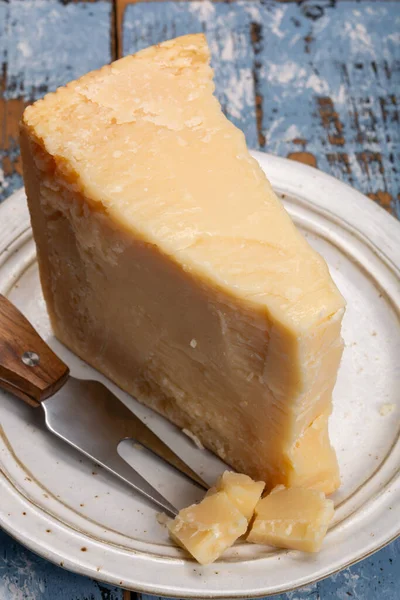 チーズコレクション ハードイタリアチーズ 熟成したパルメザンチーズまたはグラナパダーノチーズを閉じます — ストック写真