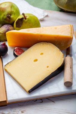 Yıllanmış orijinal Hollanda sert peynirleri taze armutlarla servis edilir.