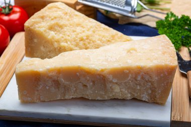 Peynir koleksiyonu, İtalyan parmesan peyniri. İki parça halinde.