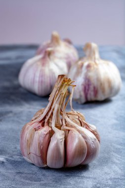 Bütün pembe sarımsak soğanları gri mermer kalasla kaplanır.