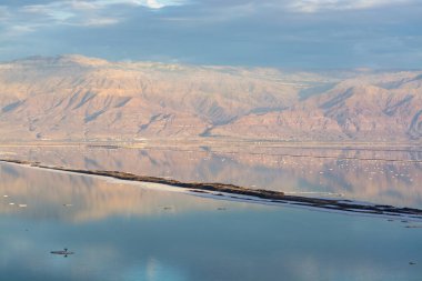 Deniz seviyesinin altında dünyanın en düşük tuzlu gölü. Ölü deniz, lüks tatil beldesi Ein Bokek 'in yakınlarındaki minerallerle dolu. Tıbbi tedavi, iklim tedavisi, talasoferapi ve helyoterapi için mükemmel bir yer..