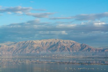 Deniz seviyesinin altında dünyanın en düşük tuzlu gölü. Ölü deniz, lüks tatil beldesi Ein Bokek 'in yakınlarındaki minerallerle dolu. Tıbbi tedavi, iklim tedavisi, talasoferapi ve helyoterapi için mükemmel bir yer..