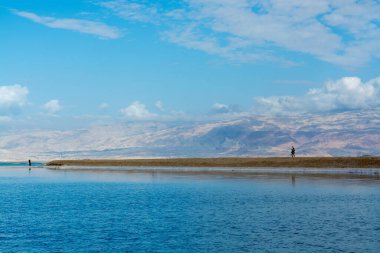 Deniz seviyesinin altında dünyanın en düşük tuzlu gölü. Ölü deniz, lüks tatil beldesi Ein Bokek 'in yakınlarındaki minerallerle dolu. Tıbbi tedavi, iklim tedavisi, talasoferapi ve helyoterapi için mükemmel bir yer..