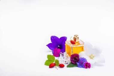 Parfüm özünün yaratımı, yaz çiçekleri tatlı hafif koku, parfüm şişesi ve renkli aromatik çiçekler.