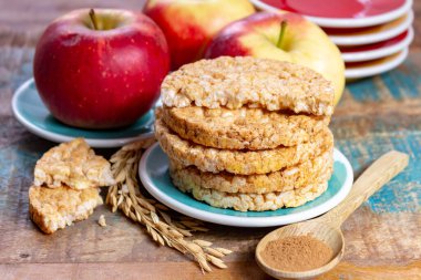 Elma ve tarçından yapılmış yuvarlak pirinç krakerleri kahvaltı, öğle yemeği ve okul yemeği için sağlıklı atıştırmalıklar.