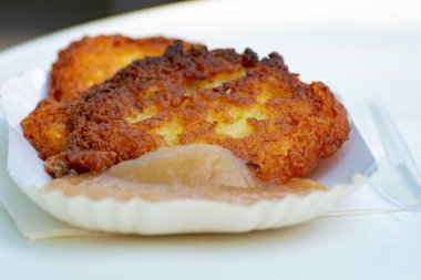 Alman vejetaryen yemeği, fırında patatesli krep ve elmalı krep.