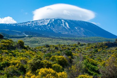 İlkbaharda İtalya 'nın Sicilya adasının doğu kıyısındaki Etna Dağı etkin stratovolcano manzarası