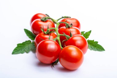 Beyaz arka planda izole edilmiş taze kırmızı domatesler fotokopi alanını kapatın.