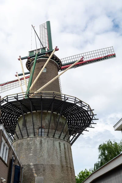 オランダのゼーラント州の歴史的な町Zierikzeeにある古いオランダの家屋や伝統的な高い風車 — ストック写真