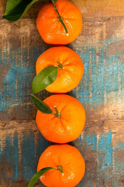 Zralé Barevné Tropické Citrusové Plody Mandarinky Nebo Klementinky Zblízka Modrém — Stock fotografie