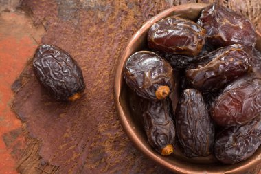 Geleneksel Orta Doğu tatlısı, sağlıklı yiyecekler, eski ahşap masada servis edilen meyveler.