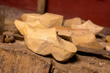 Geleneksel Hollanda takunyaları, ahşaptan yapılmış çiftçiler için eski ayakkabılar