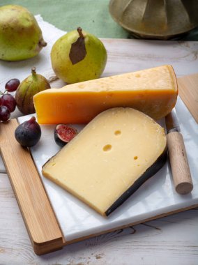 Yıllanmış orijinal Hollanda sert peynirleri taze armutlarla servis edilir.
