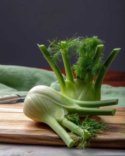 Υγιεινή Διατροφή Των Λαχανικών Ωμά Φρέσκα Βολβούς Μάραθου Της Φλωρεντίας — Φωτογραφία Αρχείου
