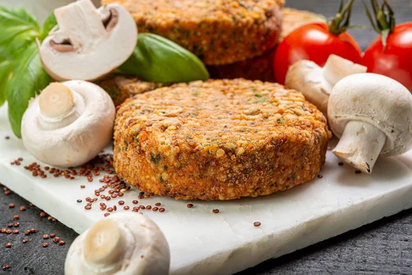 Smakrika Vegetariska Hamburgare Tillverkade Hälsosam Quinoa Basilika Tomater Och Champignon — Stockfoto