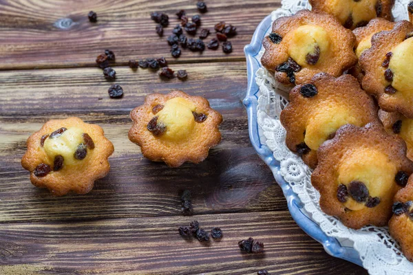 传统的法国奶油松饼有葡萄干和美味的甜点 — 图库照片