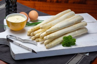 Bir demet taze pişmemiş kuşkonmaz, haşlanmış yumurta ve sallandaise sosu, lezzetli vejetaryen yemeği.